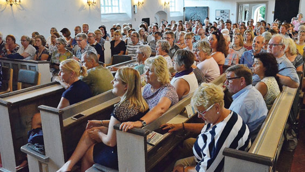 Autor Klaus-Peter Wolf begeisterte sein Publikum in der Ditzumer Kirche.  © Foto: Ammermann