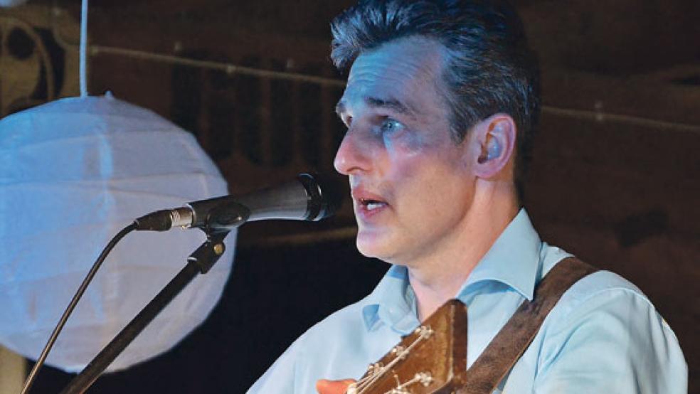 Heiko Ahrend überzeugte im Zollhaus in Leer an seiner Gitarre. © Fotos: Ammermann