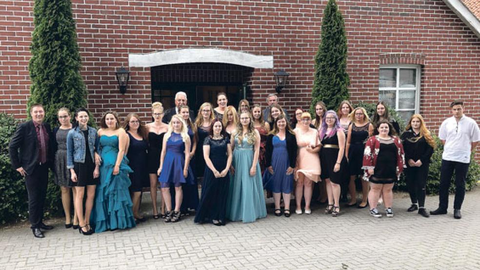 Die Bäckereifachverkäuferinnen und Bäckergesellen nach ihrer Freisprechung mit der Innungs-Spitze und den Ehrengästen der Freisprechungsfeier. © Foto: privat