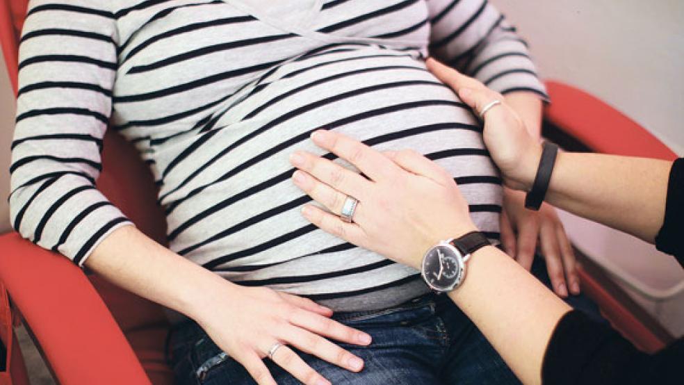 Im Landkreis Leer herrscht weiter ein Hebammenmangel. Dadurch kann nicht sichergestellt gestellt werden, dass jede schwangere Frau auch eine Hebamme bekommt. Und im Rheiderland wohnt gar keine Hebamme mehr. Kolleginnen aus anderen Bezirken kümmern sich mit um die Schwangeren.  © Foto: von Erichsen (dpa)