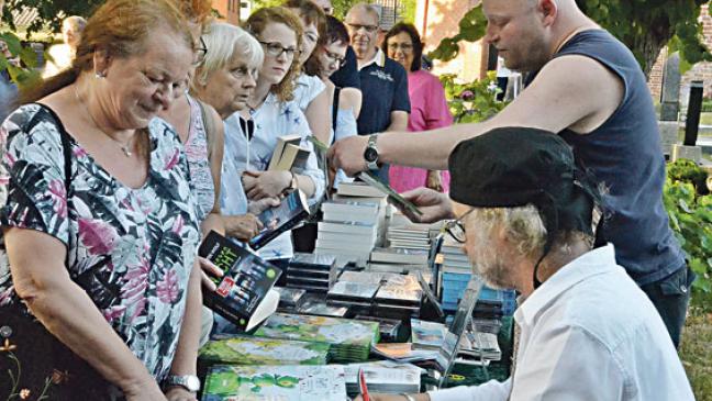Autogramme von Klaus-Peter Wolf waren heiß begehrt