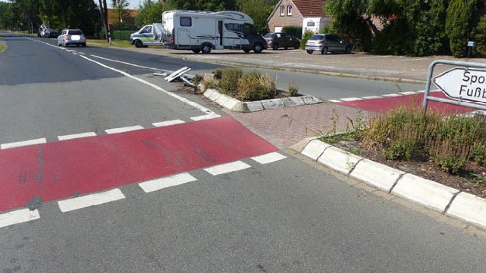 Eine Verkehrsinsel überfuhr ein unbekannter Autofahrer am Sonntag, er beschädigte dabei seinen Autokühler, fuhr aber weiter. © Foto: Poliizei