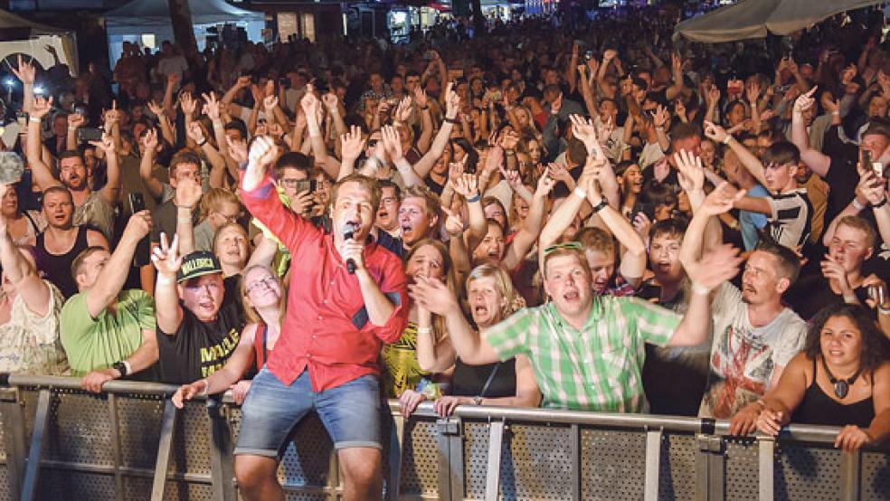 »Tobee« sorgte in Papenburg für mächtig Stimmung. Der Sänger suchte immer wieder den Kontakt zum Publikum. © Foto: Müller