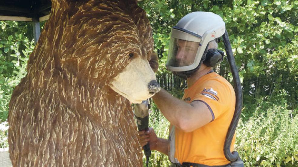  Aus besonderem Holz geschnitzt ist Steffen Merla aus Barßel. Er zeigte kreative Holzart. © Foto: Hanken