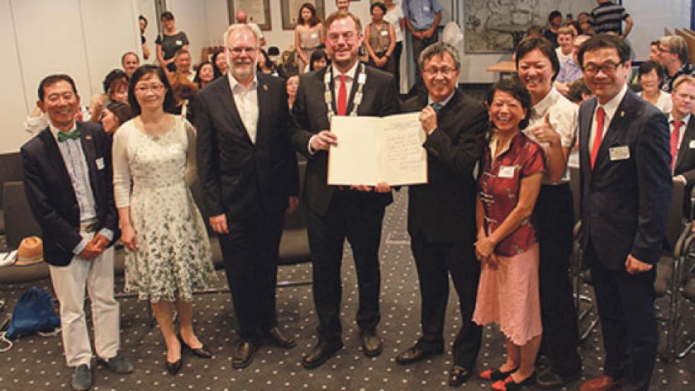 Im Kreise von rund 60 taiwanischen Besuchern aus Deutschland und den Niederlanden trug sich der Botschafter des Inselstaates, Prof. Dr. Jhy-Wey Shieh (vierter von rechts) in das Goldene Buch der Stadt ein. Papenburgs Bürgermeister Jan Peter Bechtluft (vierter von links) hatte die Delegation und den Botschafter begrüßt. © Foto: Stadtverwaltung