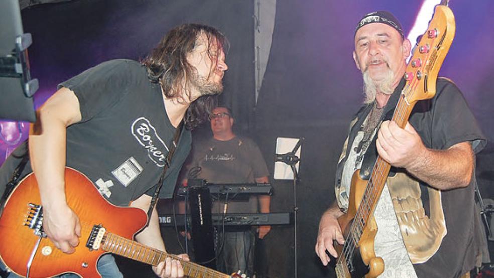 »Notrix«, hier mit Eddy Deisinger an der Gitarre und Thorsten Vesper am Baß, feierten in der Gaststätte Plümer ein lautstarkes Heimspiel. © Foto: Radtke