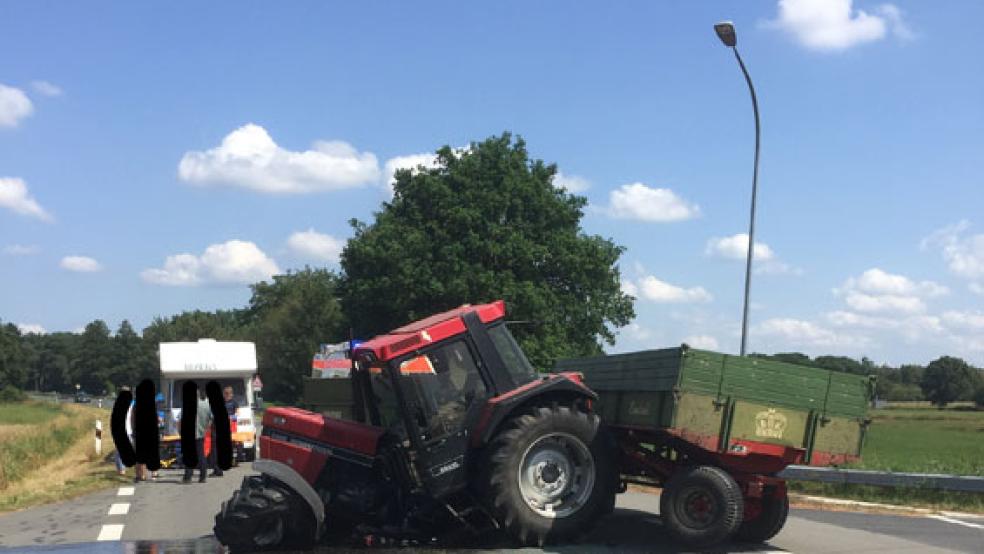 Diesen Trecker mit zwei Anhängern rammte eine BMW-Fahrerin in Filsum. © Foto: Polizei