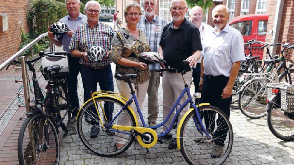 Legen den Grundstein für den neuen Helm-Pool: Brandkasse-Pressesprecherin Signe Foetzki nebst den Vertreter der Verkehrswachten (von links) Klaus Wilbers (Wittmund), Georg Reichelt (Leer), Wibrandus Reddingius (Leer), Hajo Reershemius (Norden), Hans-Wilhelm Weber (Emden) und Hans-Friedel Walther (Aurich). © Foto: Jürgens