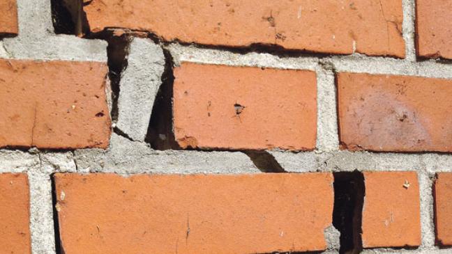 Stahlrohre gegen weitere Mauer-Risse