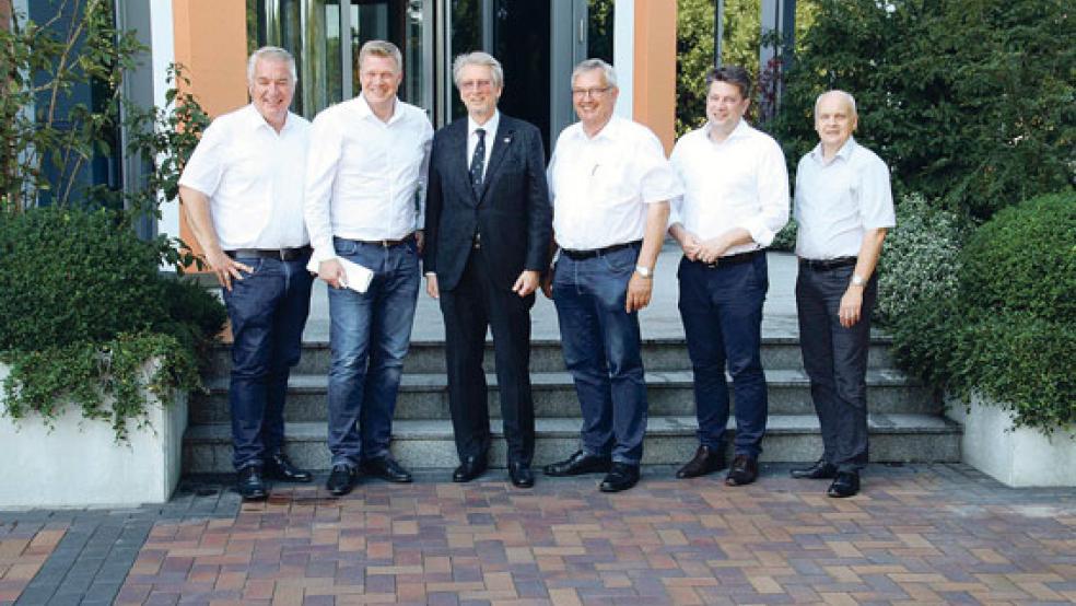 ELV-Unternehmensgründer Professor Heinz-Gerhard Redeker (dritter von links) und der Leiter der Entwicklungsabteilung, Lothar Schäfer (rechts), erläuterten den CDU-Landtagsabgeordneten Christoph Eilers, Ulf Thiele, Karl-Heinz Bley und Christian Calderone (von links) die technischen Möglichkeiten für Heizkosteneinsparungen durch die Installation von Smart Home-Systemen.  © Foto: Alex Siemer
