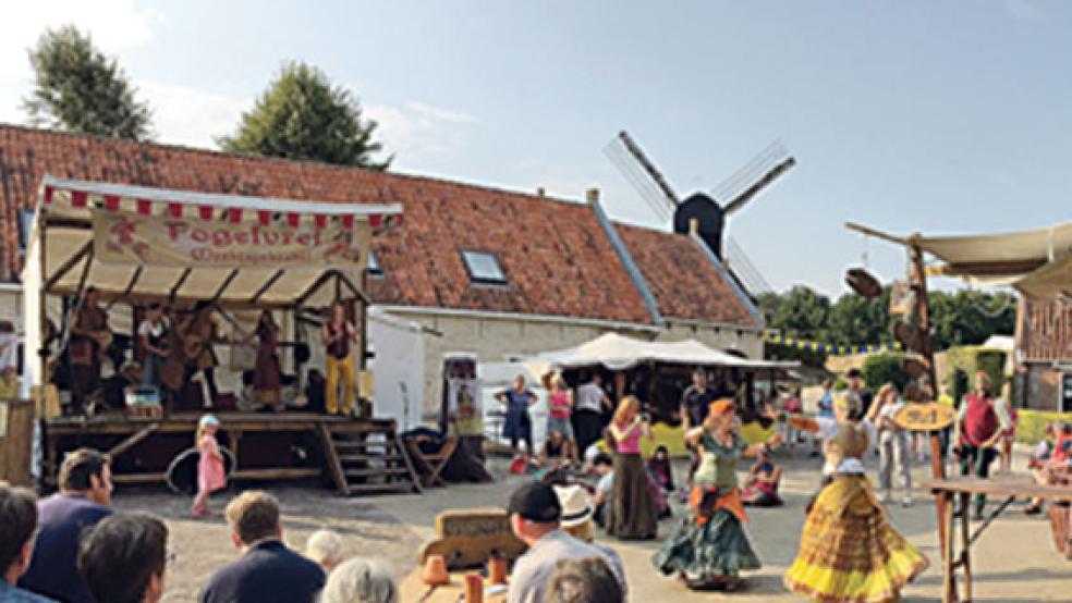 Tänze und Musiker gehören ebenso zum historischen Spektakel in Bourtange wie mittelalterliche Handwerker. © Foto: Kuper