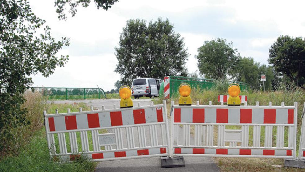 Die gesperrte Brücke über den Brualer Schloot. Im Bild auch das Fahrzeug der Firma aus Hannover, die sich um möglicherweise im Boden liegende Munition aus dem Zweiten Weltkrieg kümmert. © Foto: Hoegen