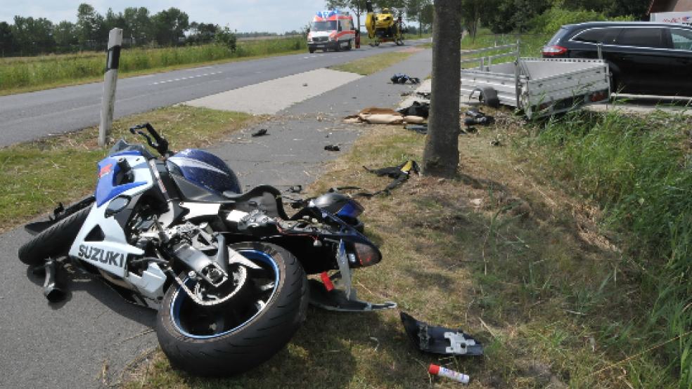Nach einem schweren Unfall auf der Nüttermoorer Straße musste heute Mittag ein 28-Jähriger aus Leer mit einem Hubschrauber in ein Krankenhaus geflogen werden. © Wolters