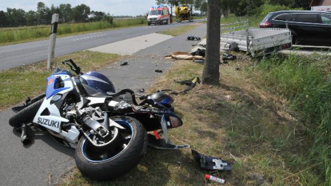 Motorradfahrer kracht in Anhänger