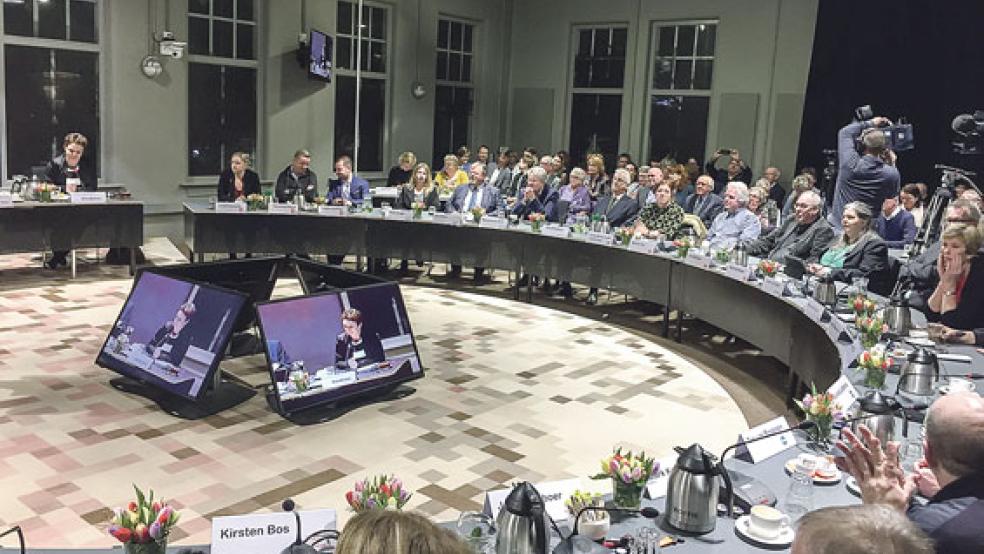 Im Ratssaal der Gemeinde Oldambt entscheiden 23 »raadsleden« über den Haushalt. © Foto: Kuper