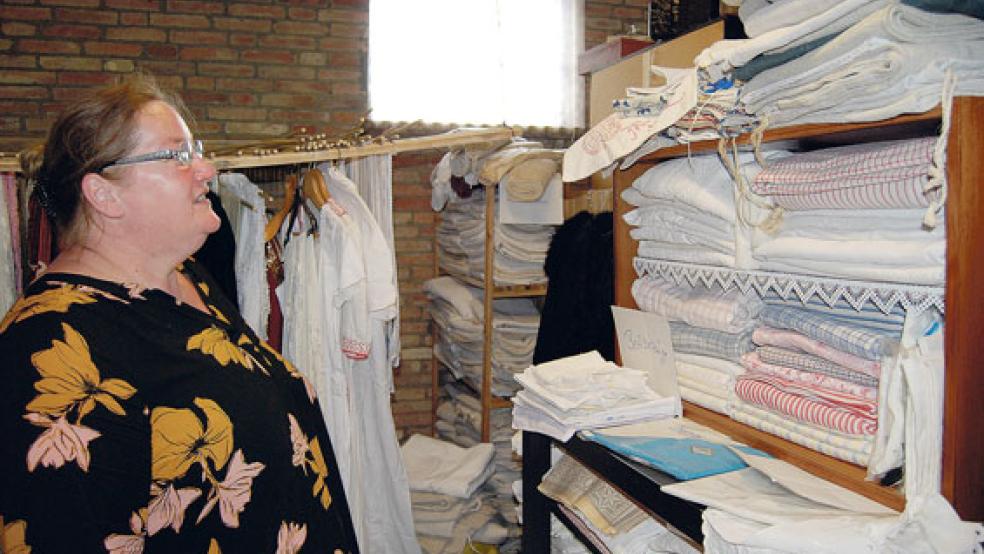 Hier handelt sie selbst: Sonja Wagner inmitten der Bestände für ihren Garagenflohmarkt, der heute und morgen auf ihrem Grundstück in St. Georgiwold geplant ist. © Foto: Hoegen