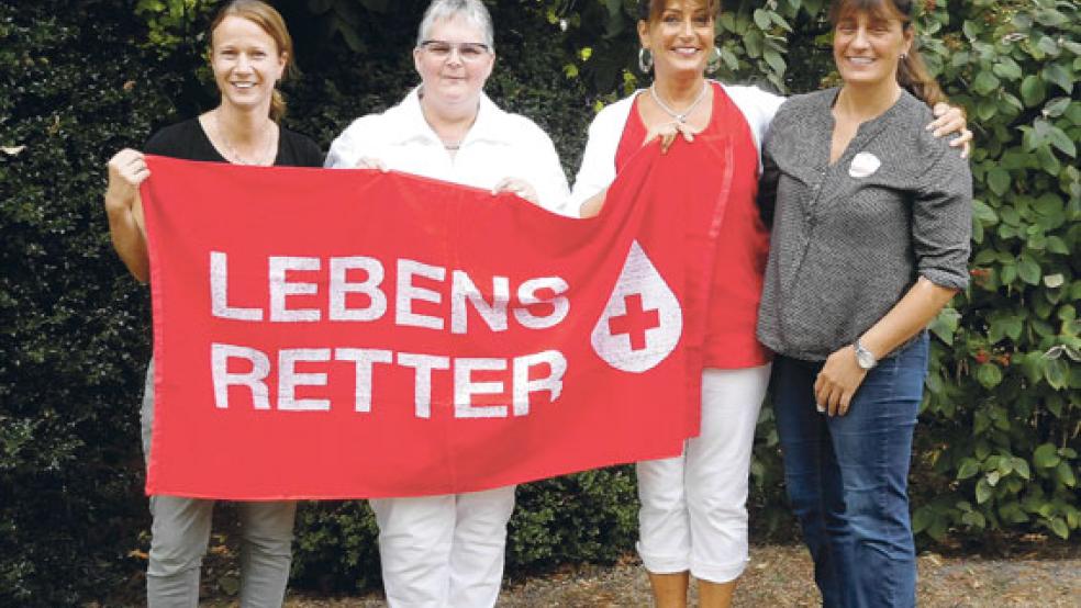Fröhlich dabei: Melanie Schollän, Hildegard Hinderks, Angelika Knoth und Birgit Riedel (von links) mit Badetuch. © Foto: DRK