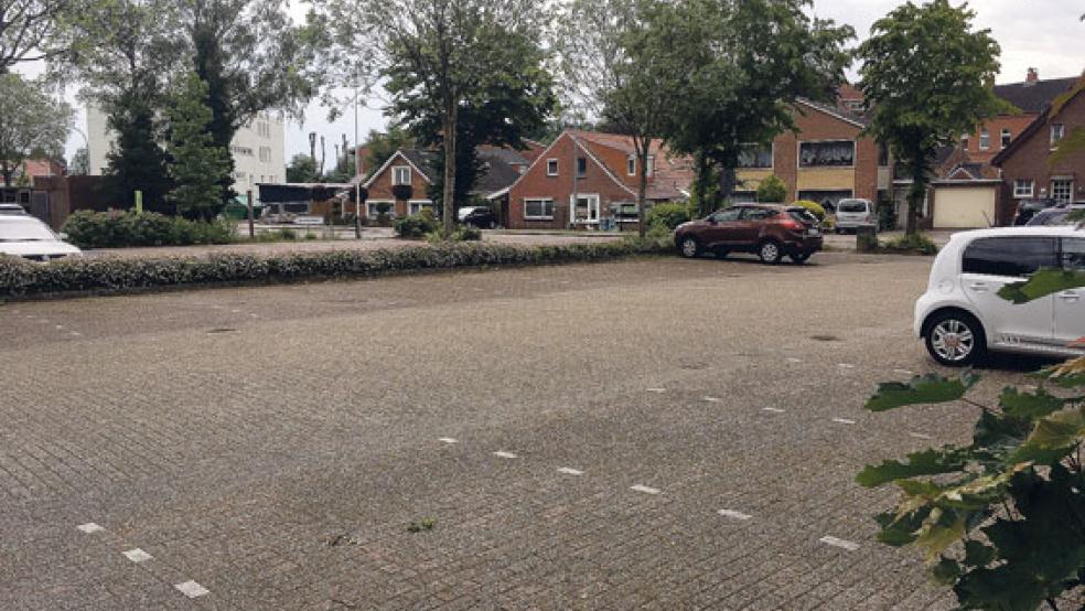 Auf dem Parkplatz vor der Grundschule in der Wiesenstraße in Weener parken auch Lehrkräfte der Oberschule. Das soll sich ändern. © Foto: Boelmann