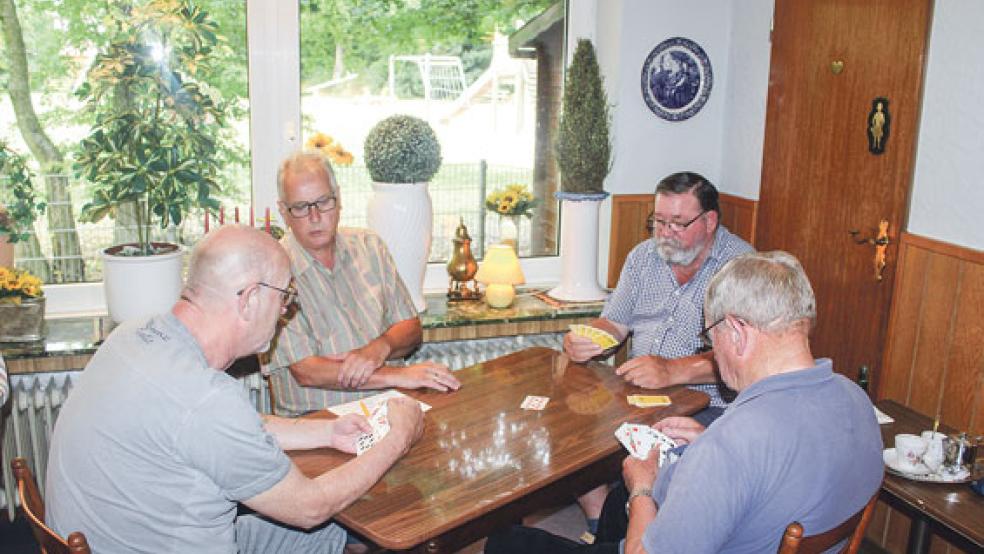 Höchste Konzentration herrscht an dem Tisch von Walter Lübbehüsen, Klaus Heimann, Karl-Heinz Schneider und Heinrich Rösken. Der 1. Vorsitzende Klaus Heimann (kleines Foto) freut sich über ein gutes Blatt. © Foto: Berents