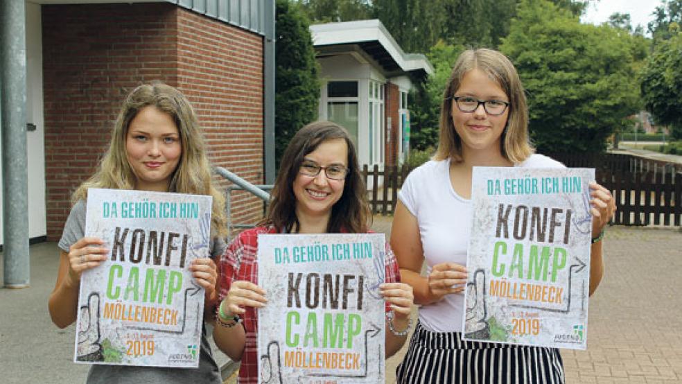 Stina Abbers aus Bunde, Jugendreferentin Stephanie Engel und Anneke Waddenberg aus Jemgum (von links) freuen sich schon auf ihre Zeit im »Konfi-Camp«. © Foto: Berents