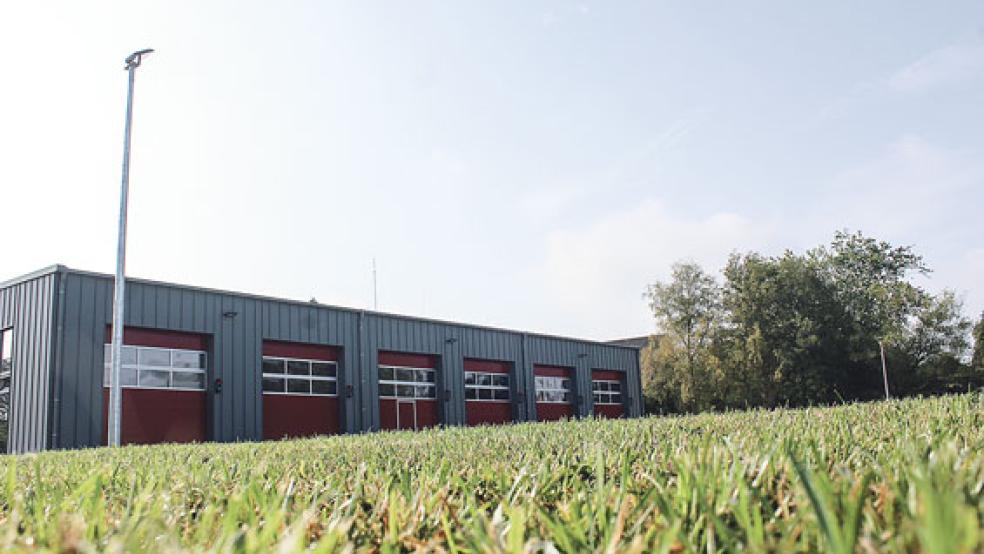 RZ-Leser wunderten sich, dass die Stadt angesichts der langen Trockenheit den Rasen vor dem neuen Feuerwehr wässerte. © Foto: Berents