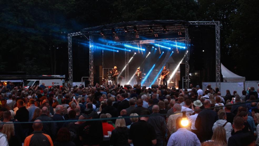 Rund 1700 Besucher kamen am Samstagabend in den Papenburger Stadtpark, um die Band Torfrock zu sehen. Die vier Rock-Urgesteine aus Schleswig-Holstein zeigten sich besonders spielfreudig, sodass das Konzert erst nach drei Zugaben und knapp zwei Stunden endete. © Foto: Stadt Papenburg