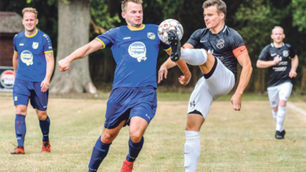 Der TuS Weener um Heiko Engberts präsentierte in der Partie gegen den FC Loquart eine starke Defensive.  © Foto: Bruins