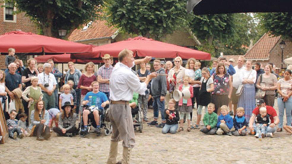 »Nikodemus der Gaukler« zeigt auf dem Marktplatz seine Jonglierkünste. © Foto: Kuper