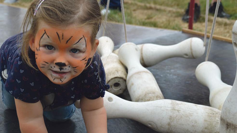 Der kleinen Tigerin Emily war die Kugel etwas zu schwer, also brachte sie die Kegel per Hand zu Fall. © Fotos: Himstedt