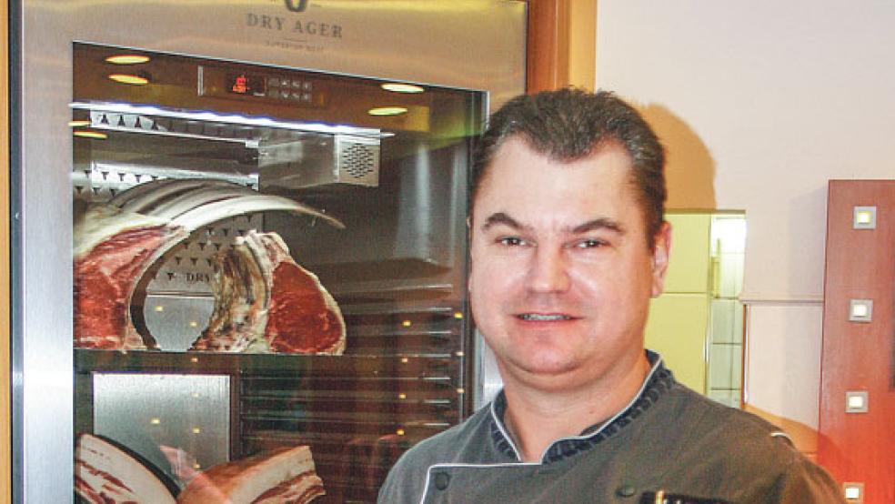 Markus Leggedör aus Weener, Obermeister der Fleischerinnung Leer, hält als erster Ostfriese das Zertifikat zum Wurst- und Schinkensommelier in seinen Händen. © Foto: Kruse (HWK)