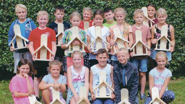 Kinder bauen Futterhäuschen für Vögel