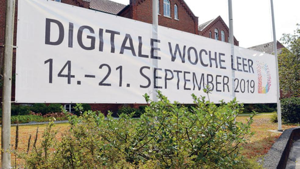 Seit kurzem weist ein Banner am Gebäude der Kreisverwaltung an der Friesenstraße in Leer auf die »Digitale Woche Leer 2019« hin. © Foto: Landkreis Leer