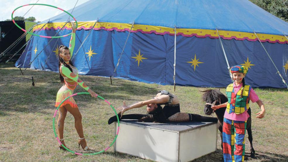 Nikita, Celina Letitia und Rihanna Lauenburger (von links) vom »Circus Mirage« freuen sich mit Pony Wutzel auf die Besucher in Bunde. © Fotos: Berents