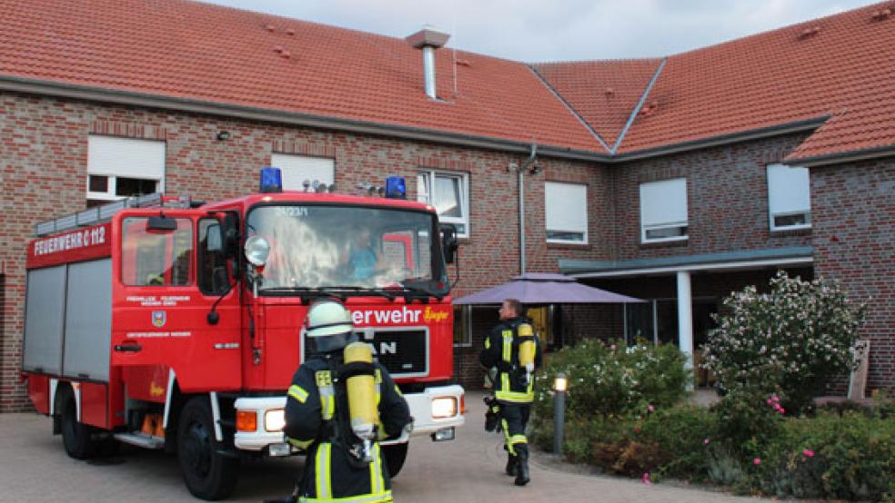 Die Feuerwehr rückte heute am frühen Morgen zur Seniorenresidenz »Zur Baumschule« in Weener aus. © Foto: Rand (Feuerwehr)