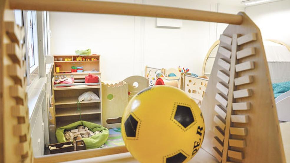 Vor der Kindertagesstätte »Wüppsteertjes« wurde ein Containersystem aufgebaut, in dem eine Krippengruppe untergebracht wurde. Das soll aber keine Dauerlösung lösen.  © Archivfoto: Boelmann
