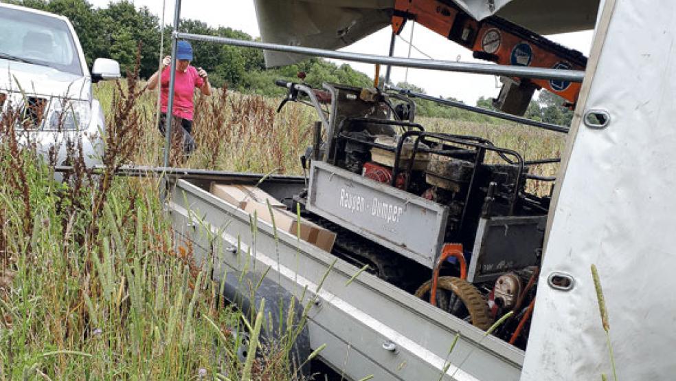 Die Beschaffenheit des Bodens auf Westoverledinger Seite der Friesenbrücke in Hilkenborg wird seit vergangener Woche mit Hilfe von Bohrungen untersucht. © Foto: privat