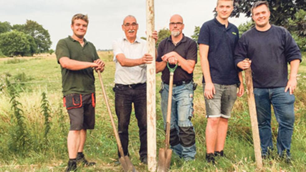 Über 50 Girlandenpfähle stellten (von links) die Feuerwehrmänner Ingo Tierel, Herbert Seite, Jörg Brandt, Hendrik Janssen und Wenko Kuper entlang der Paradestrecke in Möhlenwarf und Weenermoor auf. © Fotos: Kuper