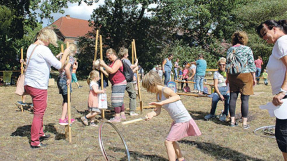 Mit Reifenschlagen und Stelzenlauf hatten die Kleinen auf dem Hof von Familie Abbas viel Spaß. © Fotos: Berents