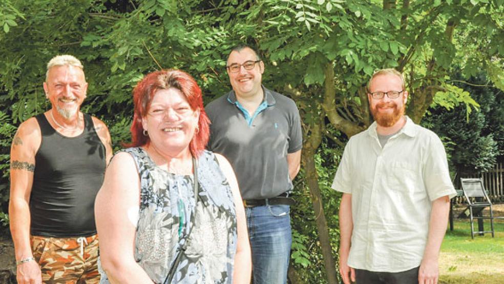Helfen Männern und Frauen mit Depressionen, Ängsten und sozialen Phobien (von links): Albert Kolkmann, Ilona Franken, Andreas Meyer und Ralf Reck. Sie sind selbst erkrankt und leiten die beiden Selbsthilfegruppen in Bunde.  © Foto: Boelmann