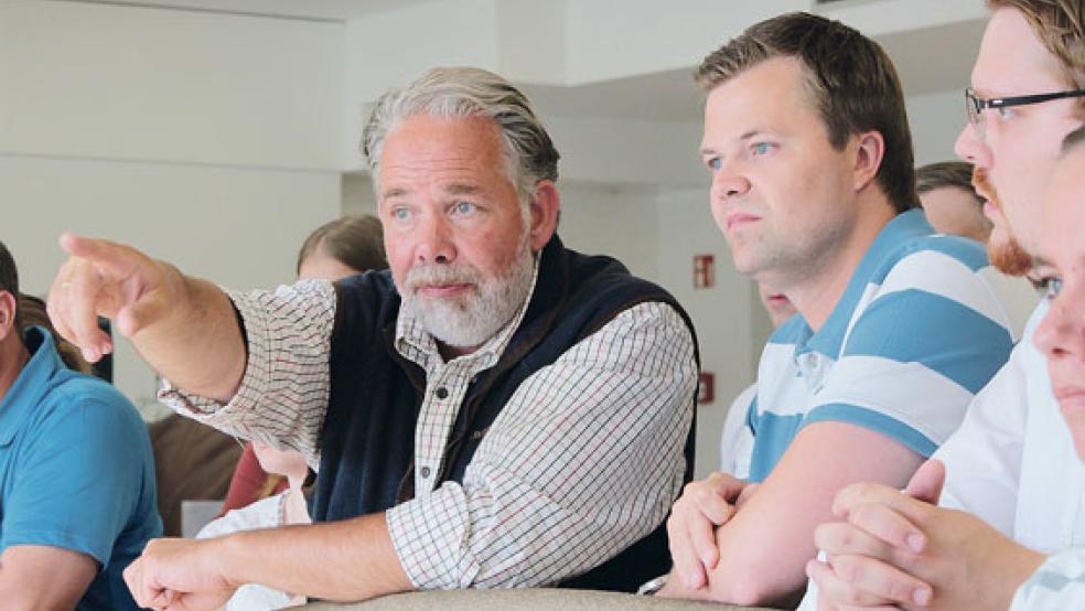 Dr. Peter Lienau (links) von der Seehundstation diskutierte mit Mitgliedern der Jungen Union Ostfriesland.  © Foto: Junge Union