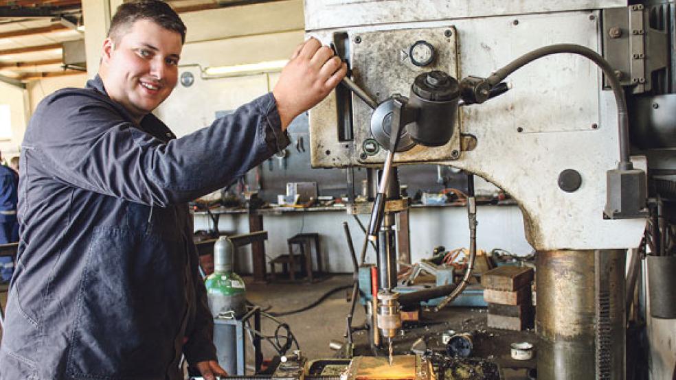 Geert Wäcken bedient die Bohrmaschine mittlerweile wie ein Profi. © Foto: Handwerkskammer