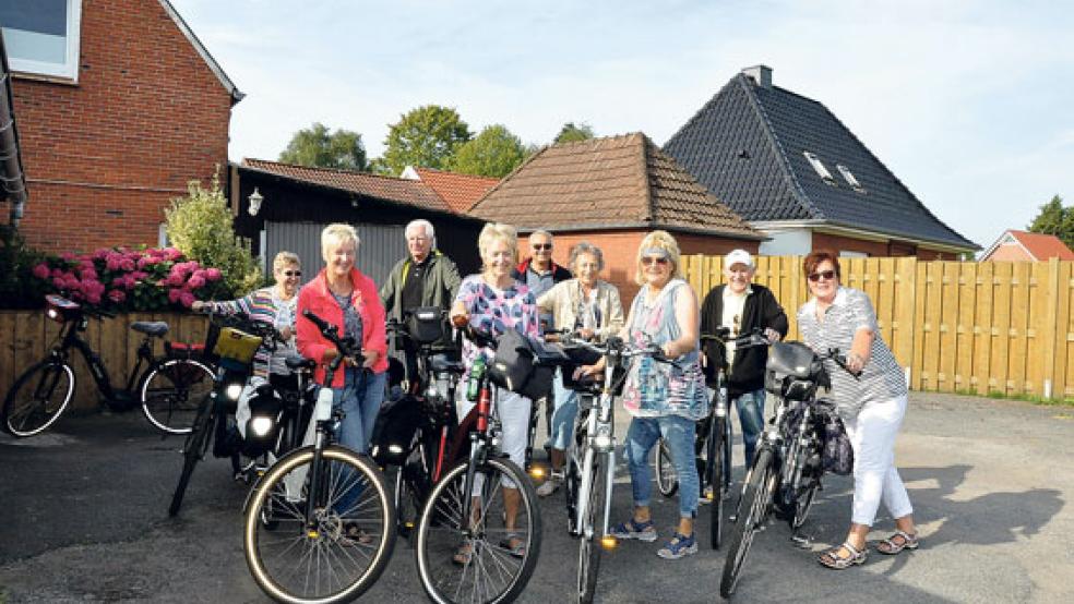 Diese Frauen und Männer unternehmen immer dienstags eine Radtour. Los geht es um 9.30 Uhr in Weener. Die Truppe sucht jetzt nach Rheiderländern, die sich anschließen möchten. Besonders sind Männer gefragt.  © Foto: Boelmann