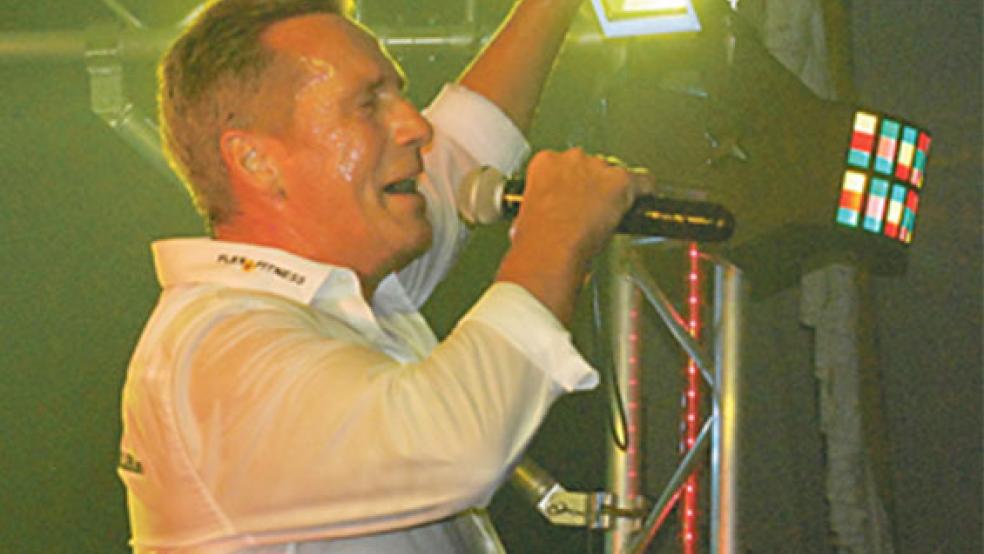 Der »Ballermann-Barde« Jürgen Milski war der Stargast bei der Party im Festzelt am Samstagabend. © Kuper