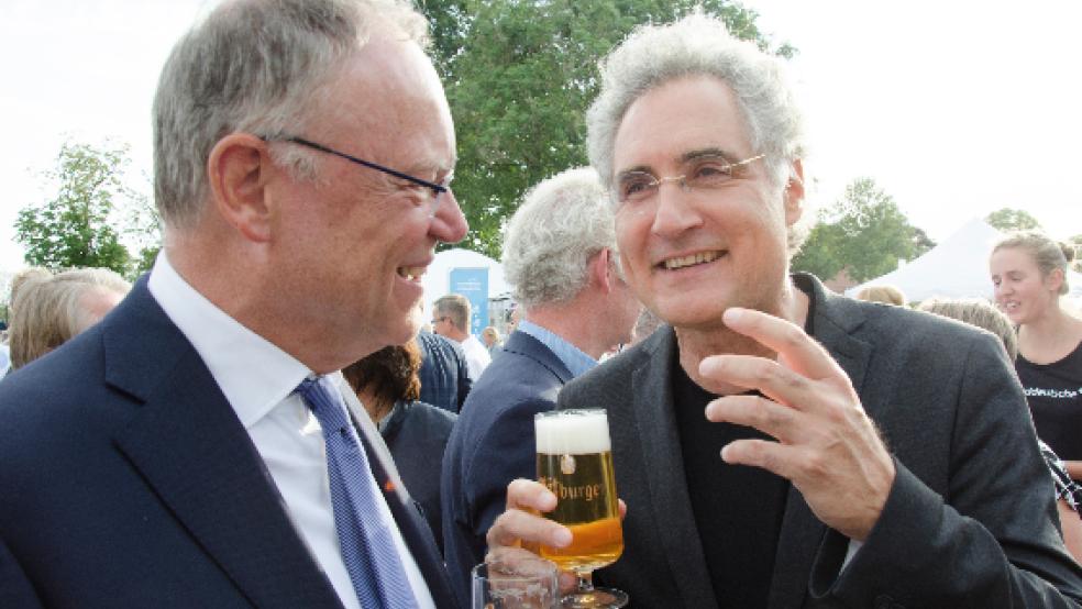 Allen Grund zum Anstoßen hatten Professor Matthias Kirschnereit (rechts), künstlerischer Leiter der Gezeitenkonzerte, und Niedersachsens Ministerpräsident Stephan Weil am Sonntag in Bunderhee.  © Hanken