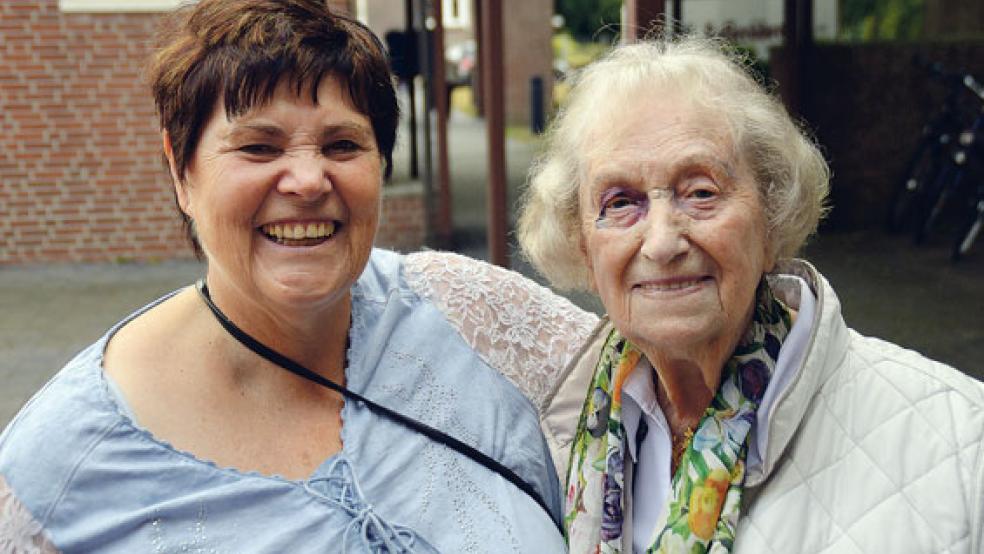 Was für eine Freude! Waltraud Bahnes (links) war eine der ersten Konfirmanden von Pastor Gerd Ackermann und freute sich sehr, dessen Ehefrau Ettje nach so vielen Jahren wiederzusehen. © Foto: Himstedt