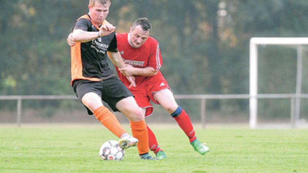 Der SV Wymeer-Boen um Nico Kronberg hatte mit seinen Gegenspielern zu kämpfen. © Foto: Bruins