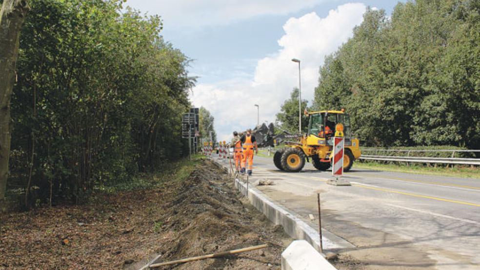 Auf der Bundesstraße 436 werden in den nächsten Tagen Bordsteine gesetzt. © Foto: Berents