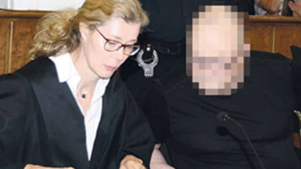 Der 57-jährige Angeklagte (mit seiner Anwältin Insa Peters-Rehwinkel) muss zehn Jahre in Haft. © Foto: Ricken