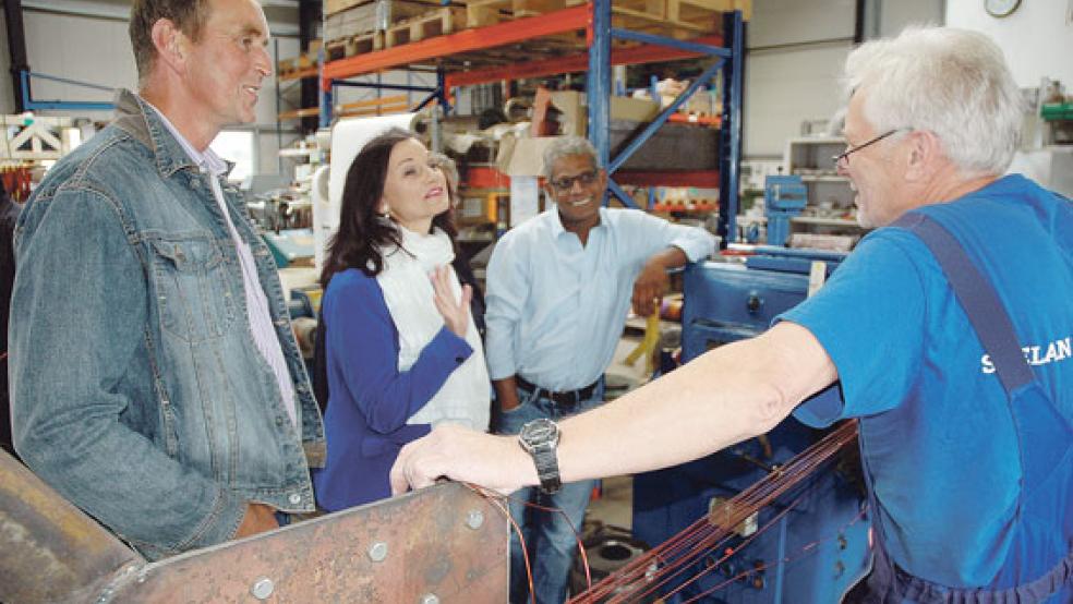 Über das Leistungsspektrum der »Seelan Elektromotoren GmbH« an der Industriestraße in Weener informierte sich gestern die CDU-Bundestagsabgeordnete Gitta Connemann. Das Bild zeigt sie mit (von links) CDU-Ratsherr Reinhard Schüür, Firmenchef Kugathasan Sathiyaseelan und Mitarbeiter Rainer Strack aus Burlage. © Foto: Szyska