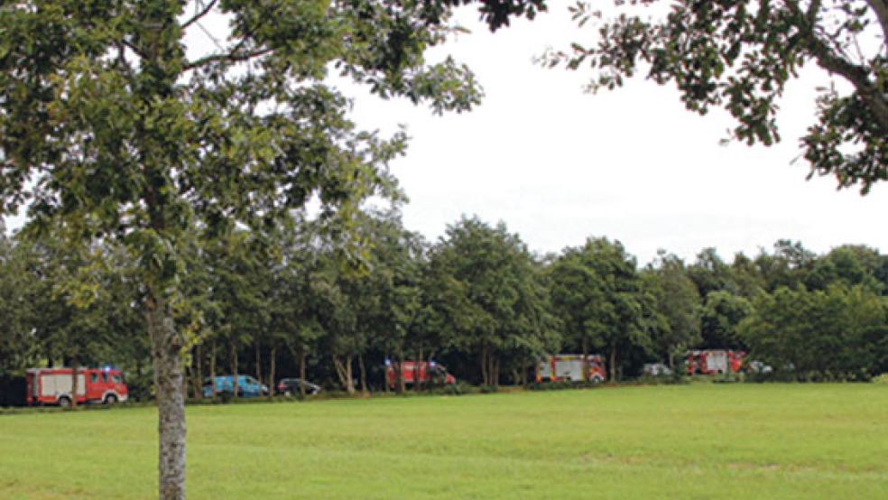 Die Feuerwehr rückte mit sechs Fahrzeugen und 30 Einsatzkräften nach Berumbur aus. © Foto: Kreisfeuerwehr Aurich